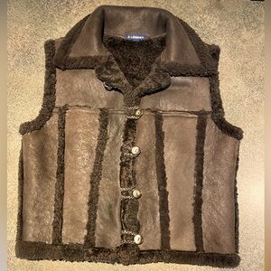 BEAUTIFUL Vintage LIZSPORT Brown Shearling button vest, great condition